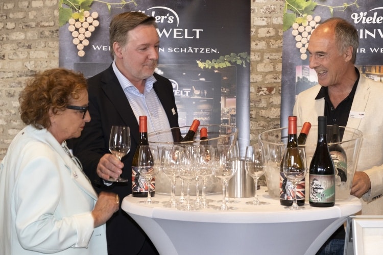 Weingenuss mit Vielers Weinwelt, vl Beate Mack, Marcel Vieler, Niklas Kudlek 8232 Der Krönungssaal